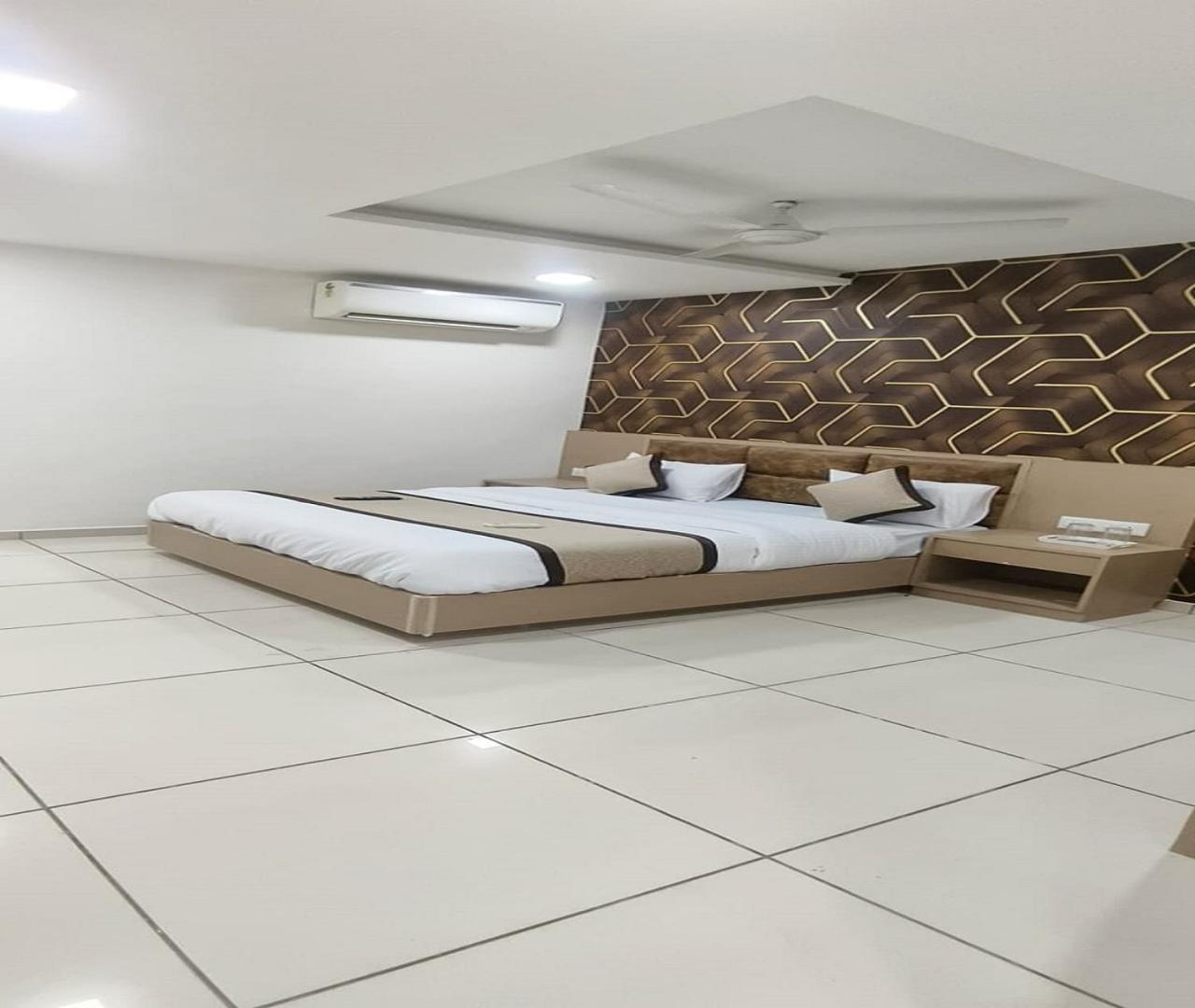 אחמדאבאד Hotel Nest View מראה חיצוני תמונה
