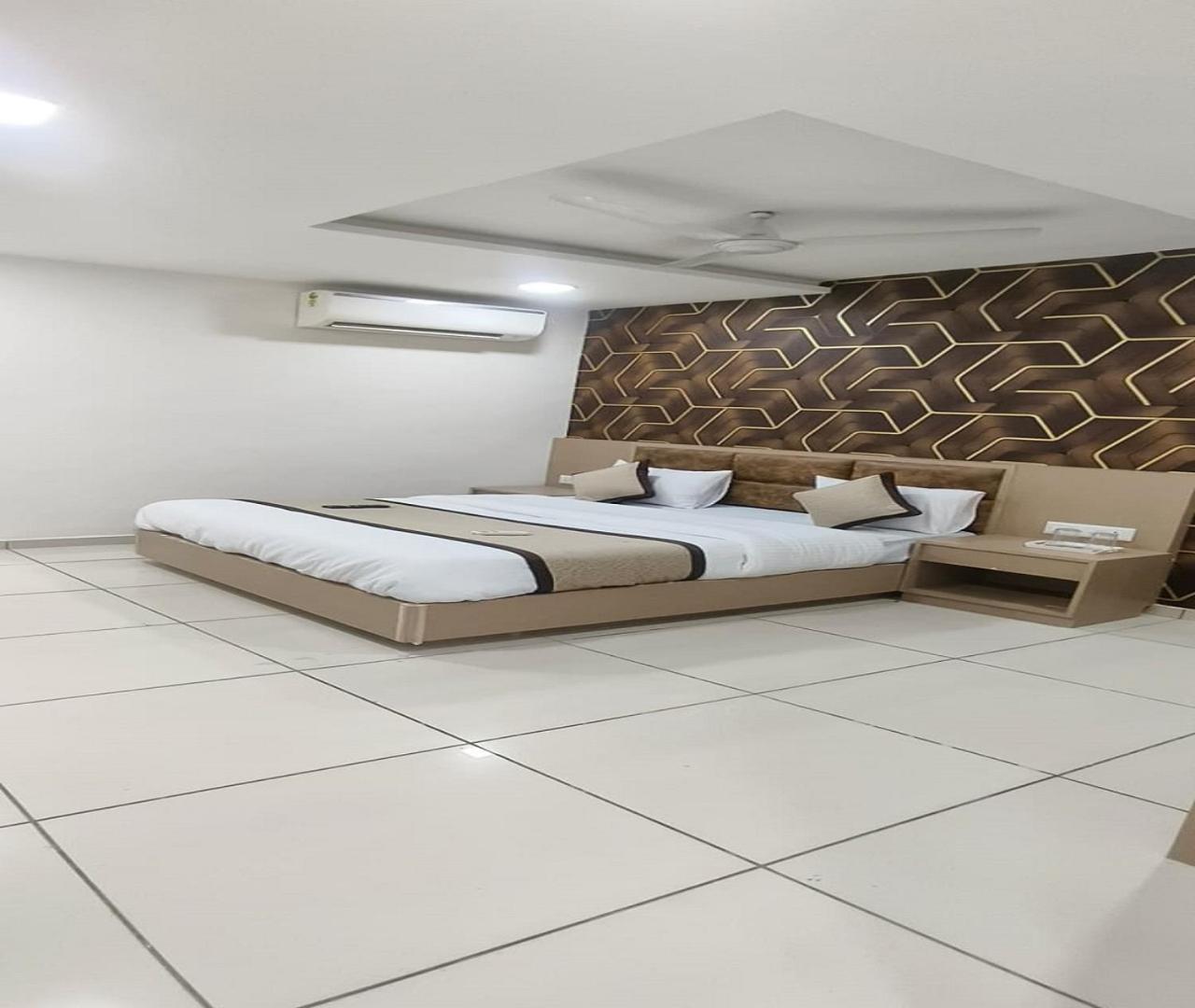 אחמדאבאד Hotel Nest View מראה חיצוני תמונה
