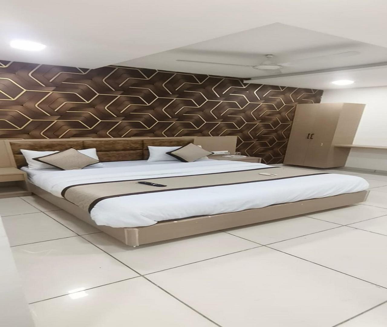 אחמדאבאד Hotel Nest View מראה חיצוני תמונה