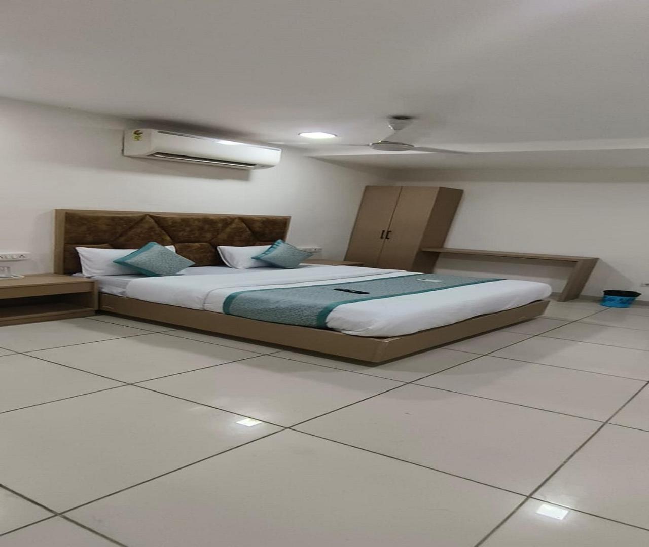 אחמדאבאד Hotel Nest View מראה חיצוני תמונה