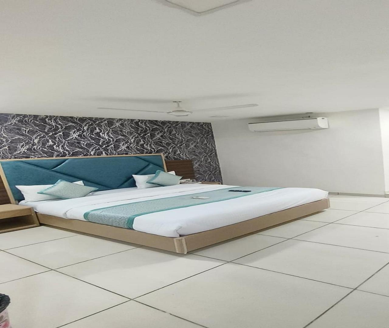אחמדאבאד Hotel Nest View מראה חיצוני תמונה